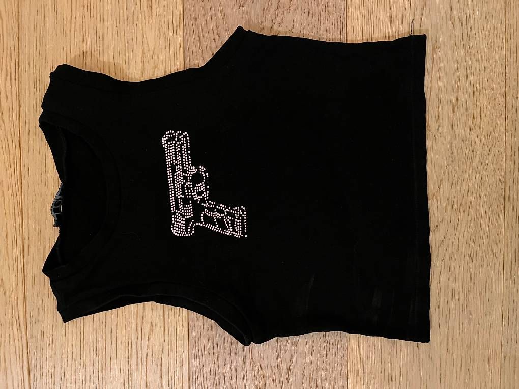 Top: Crop top avec une arme en strasse – Usato da Champagne venduto da Marie2108