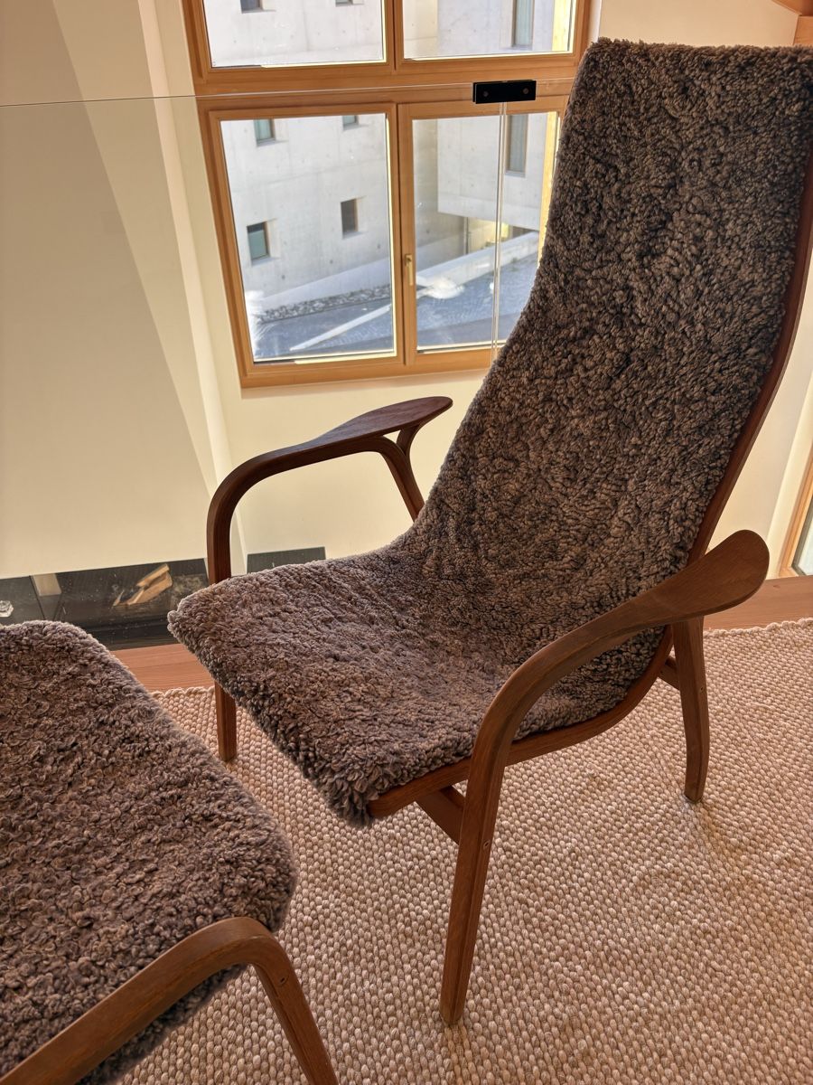 Swedese Poltrone: Swedese Lamino Sessel mit Hocker   – Usato da Zuoz venduto da stumholm 1