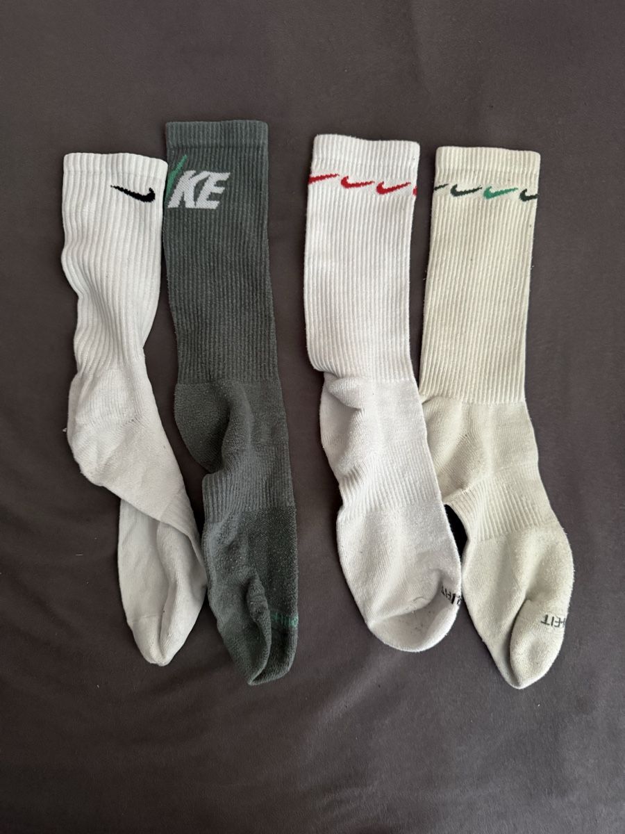 Socken: Chaussettes Nike dépareillées  – Gebraucht aus Reconvilier von Bern1353