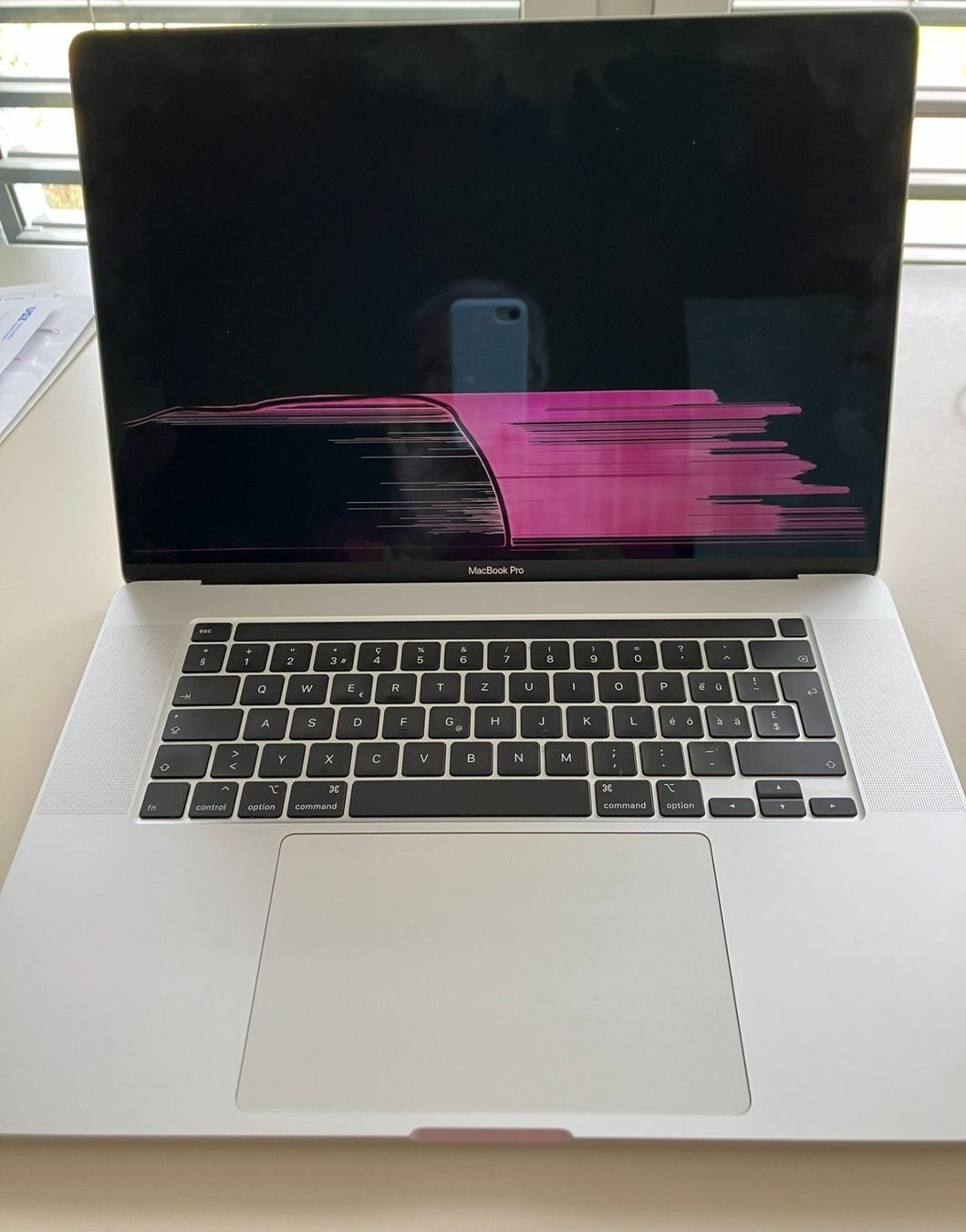 Apple Portables: MacBook Pro 16" 2019 / Touch Bar / Display defekt – Défectueux à Meisterschwanden par Discus0