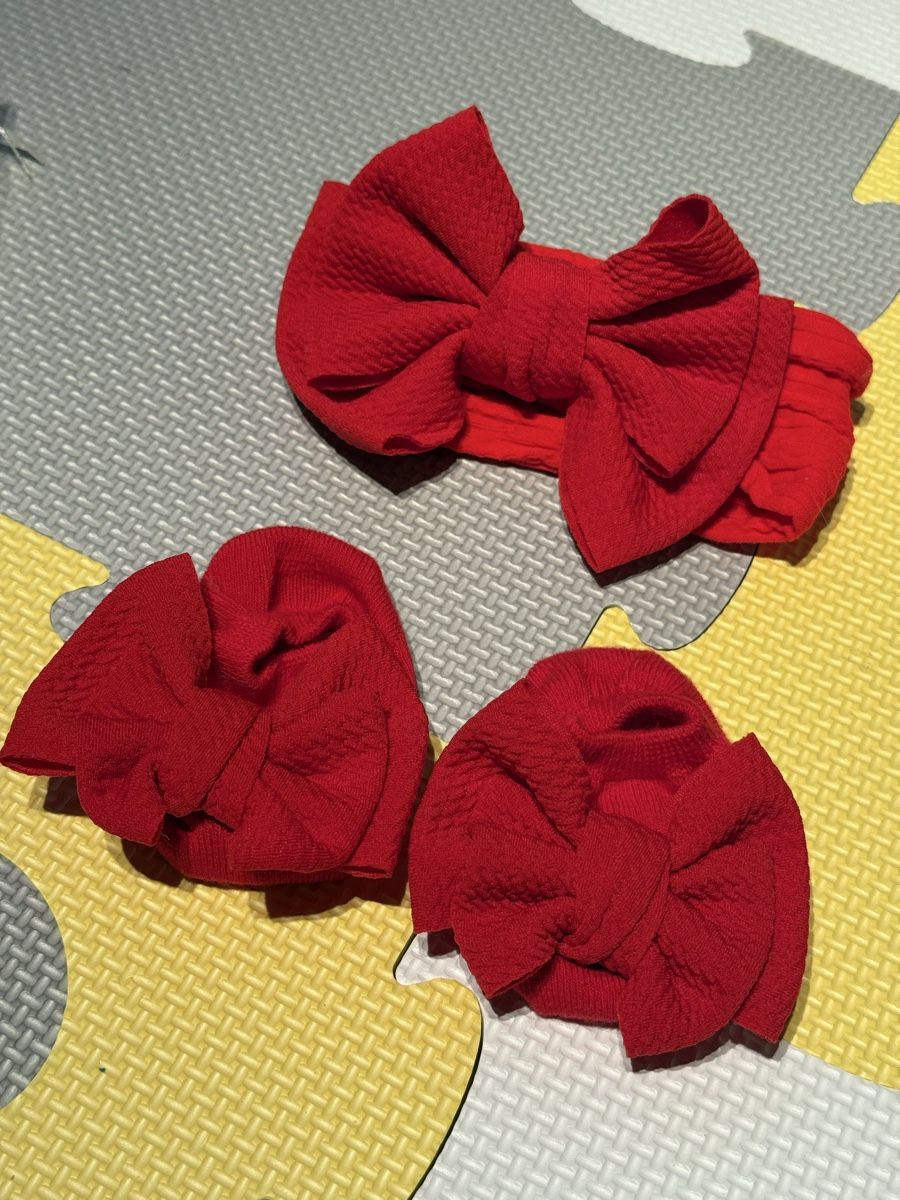 Accessori per capelli: Festive Red Bow Headband and Booties Set - Adorable! – Usato da Uerkheim venduto da yak_5tb7