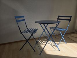 Tisch + 2 Stühle 
