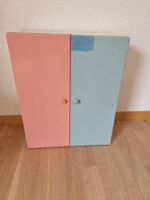 Kinderkleiderschrank, aus Holz.
