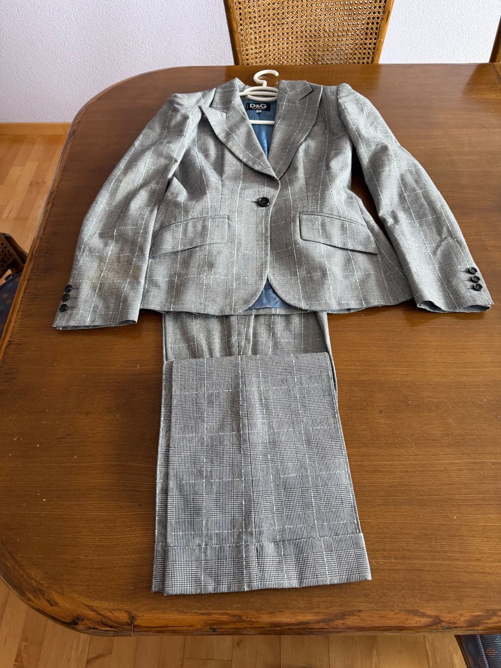 Completi & Tailleur: D&G Dolce. & Gabbana Hosenanzug – Usato da Küssnacht venduto da Flowerlady 1