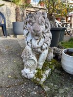 Löwenstatuer mit Patina