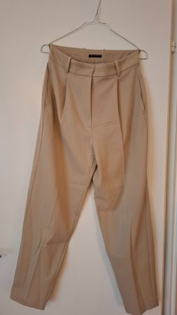 Pantaloni Sisley beige a vita alta, taglio classico