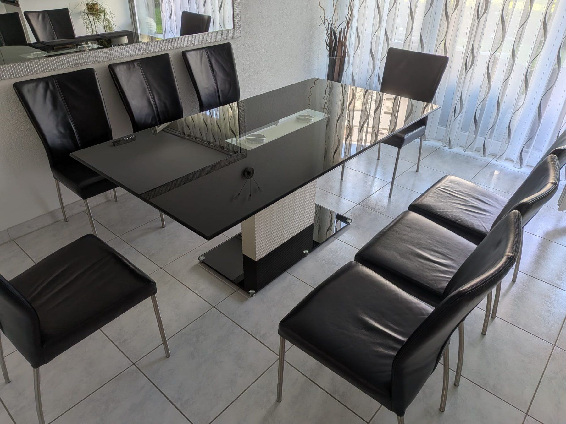 Set de table et chaises: Glas-Esstisch mit 8 Lederstühlen – D'occasion à Zürich par Nil65 1