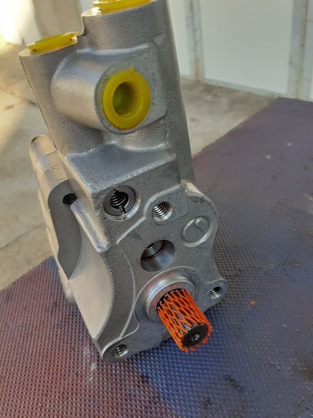 Massey Ferguson Traktoren: MF-Multipower Pumpe – Neu und originalverpackt aus Rothenthurm von mf-schuler 1