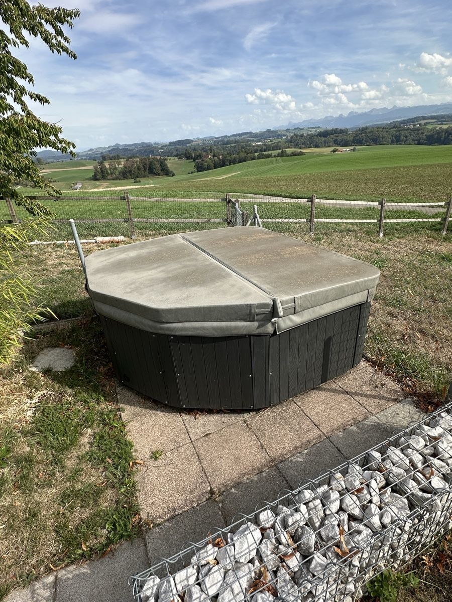 Jacuzzi Whirlpool: Whirlpool Balboa 2 Meter mal 2 Meter ab 1.00 CHF – Difettoso da Liebistorf venduto da motocentergmbh