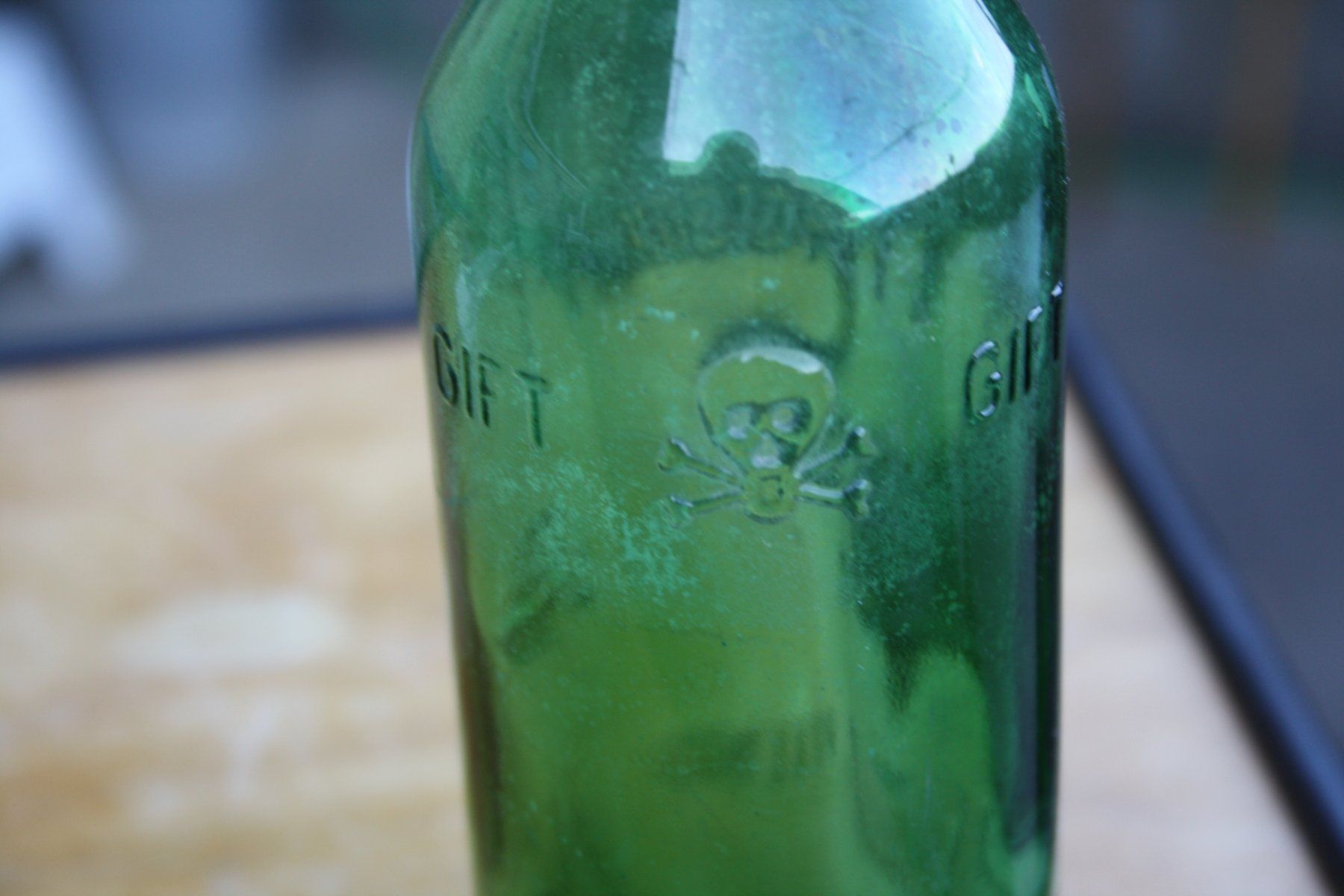 Bottiglie: GIFTFLASCHE VINTAGE TOTENKOPF FLASCHE – Usato da Wauwil venduto da Pneuedy 1