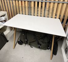 Schreibtisch mit Holzgestell