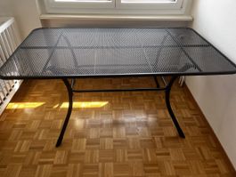 Schwarzer Gartentisch aus Metall mit 4 Stühlen