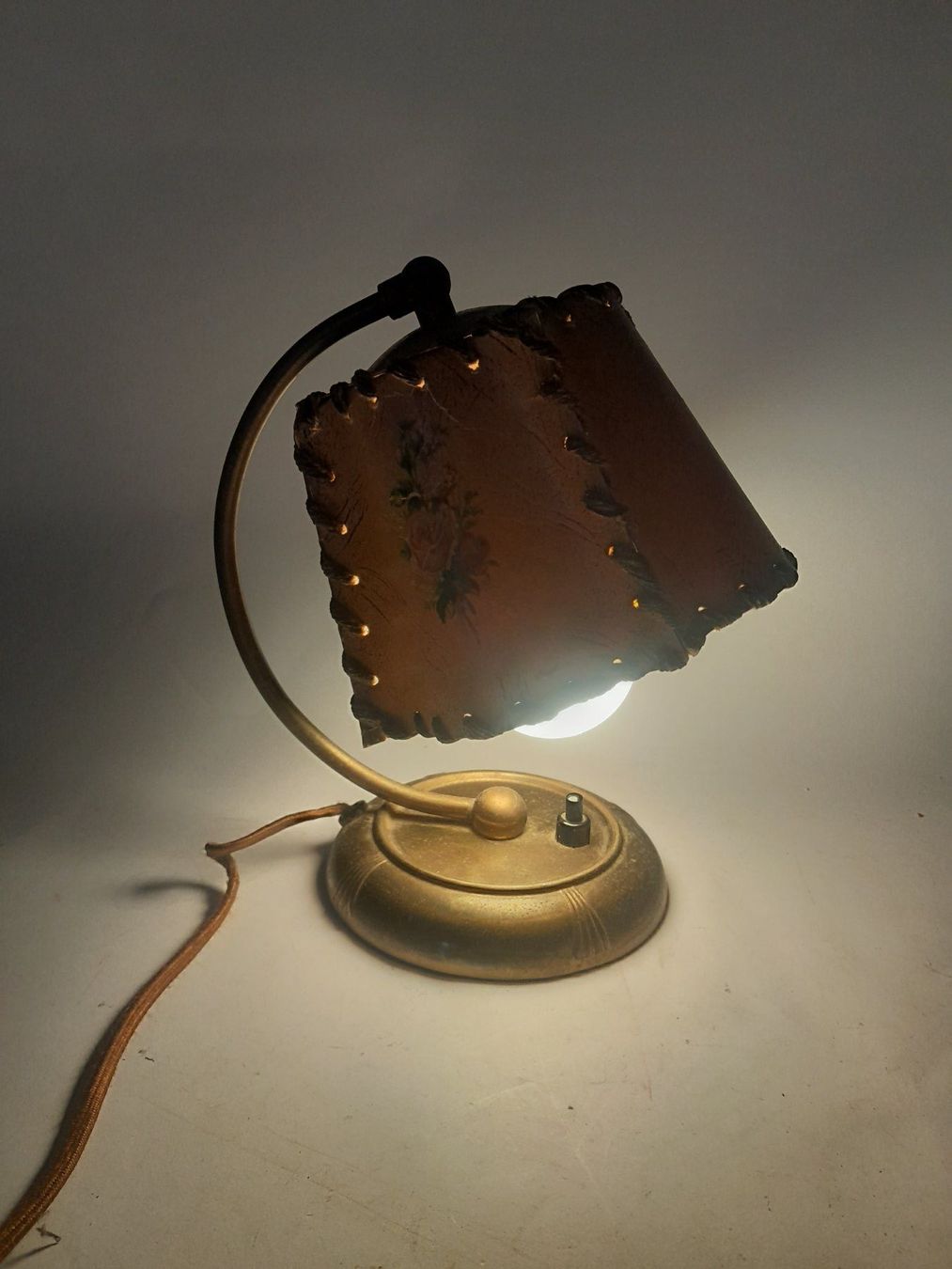 Lampen: Antike vintage Nachttisch Lampe / Lederschirm – Gebraucht aus Männedorf von Bel-view