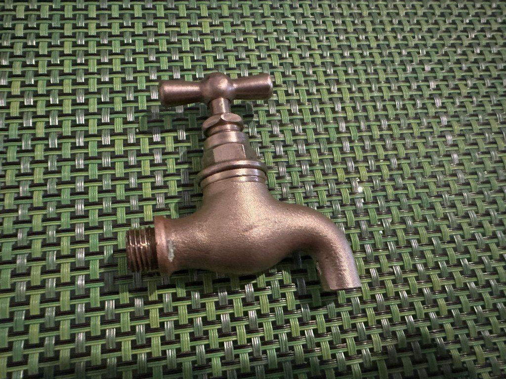 Rubinetteria: Kleiner Mini Wasserhahn Messing gebraucht – Usato da Brunnen venduto da 23068
