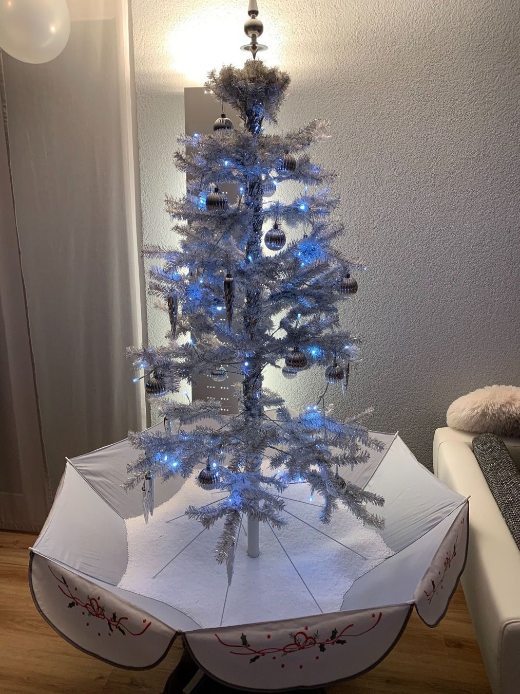 Tutte le decorazioni: Weihnachtsbaum mit Schnee + Beleuchtung – Usato da Aeschi SO venduto da Bluemail 2
