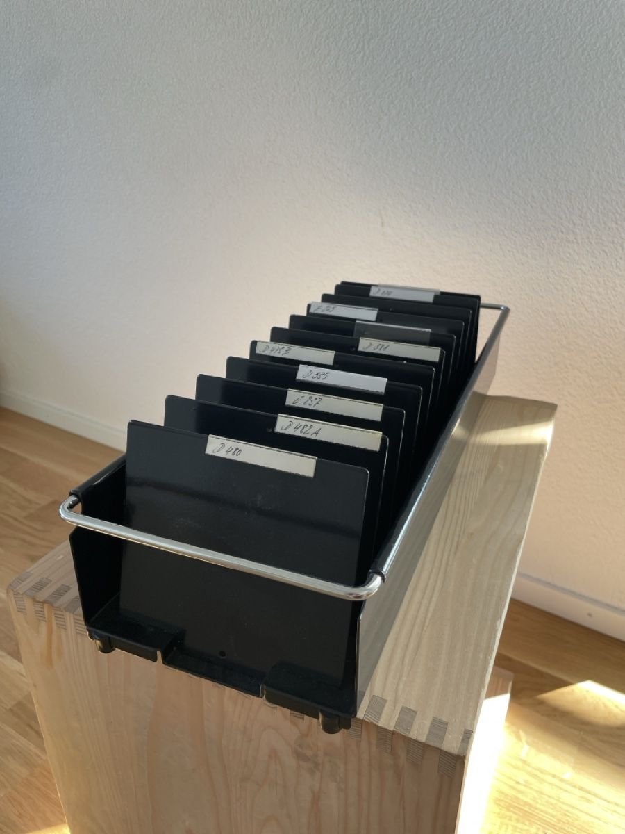 Sistemi di archiviazione: Visitenkartenbox USM schwarz mit 11 Einsätzen – Usato da Liebefeld venduto da Langspielplatte