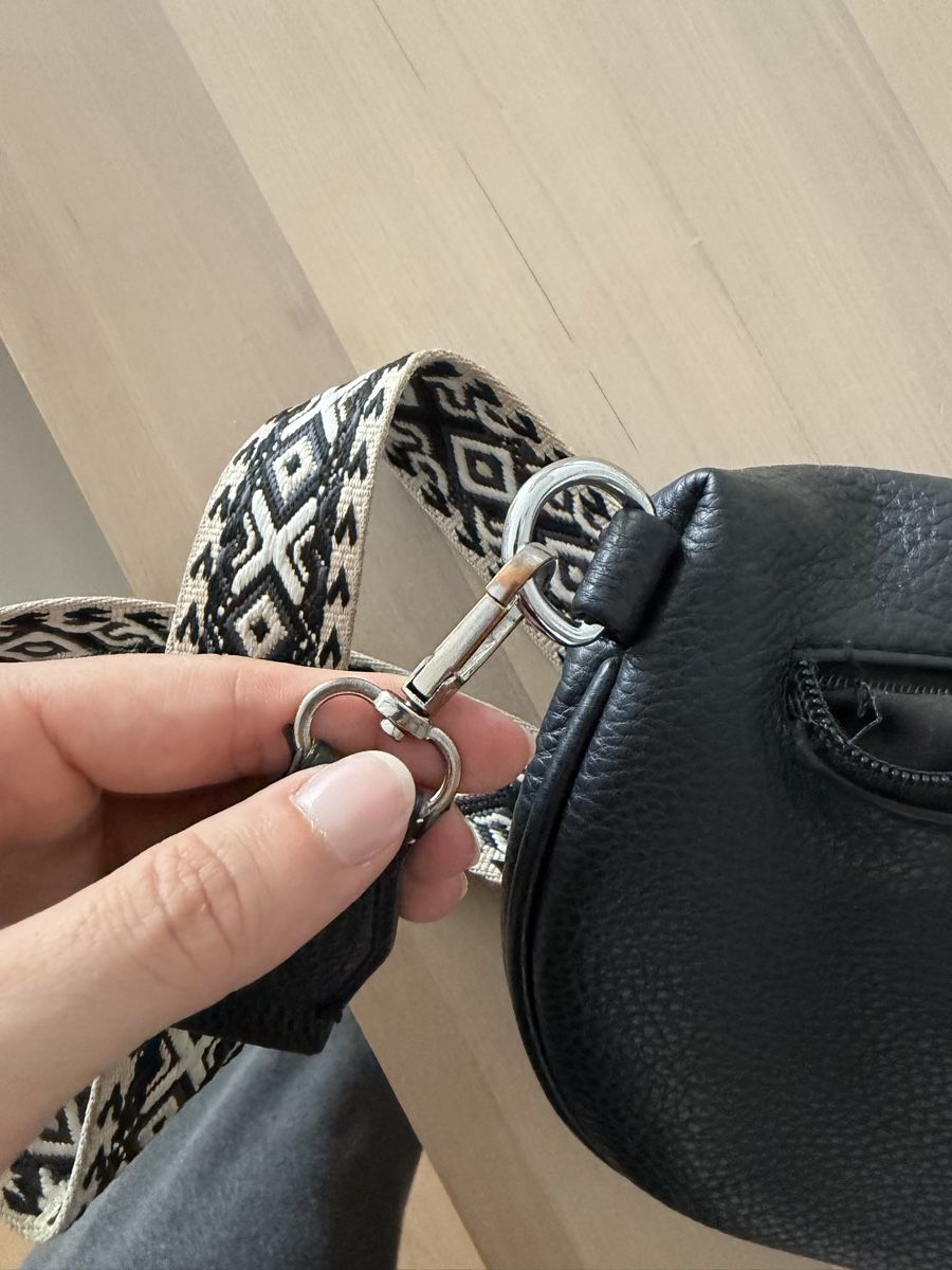 Borse da donna: Praktische Bauchtasche schwarz – Usato da Winterthur venduto da saram26 7