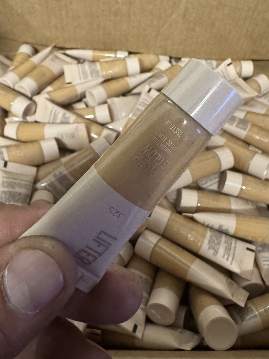 Lettini & sedie per cosmetici: Foundation neu 130 stk.  – Nuovo (secondo la descrizione) da Schlieren venduto da Freundlich02 4