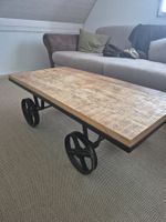 Cooler TV Tisch aus Holz mit Rädern zu verkaufen