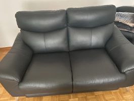 Schwarzes Ledersofa 2-plätzig mit Relaxfunktion Top!