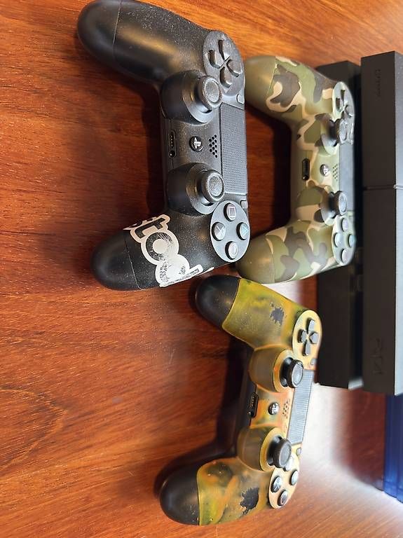 Sony Console: Playstation 4 con accessori – Usato da Tesserete venduto da pia_pwj7 1
