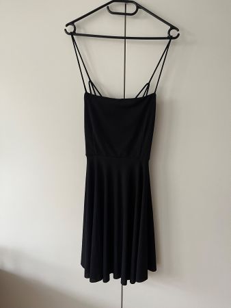 Sommerliches Basic Kleid schwarz S A-Linie Kreuzträger