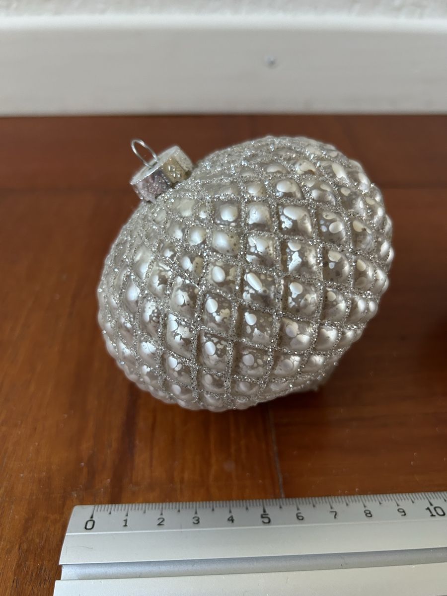 Alle Dekorationen: 3 Weihnachtskugeln - Christbaumschmuck - silbern mit Glitter – Gebraucht aus Riniken von KreativImKopf 4