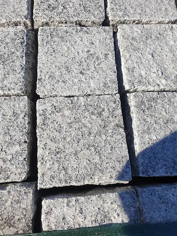 Rivestimenti per pavimenti: Pavés en granit – Usato da Corsier-sur-Vevey venduto da hel_lvr5 2