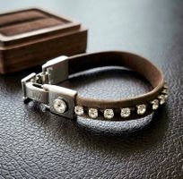 Elegantes Verganes-Lederarmband mit Kristallen von A&C - Neu