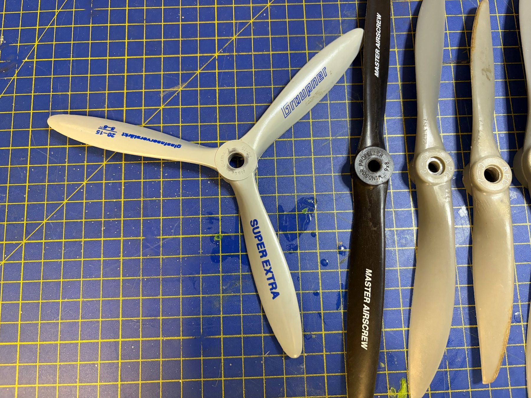Modellismo RC: Modellflugzeug Propeller div. (3) – Usato da Glattbrugg venduto da Olio7 1