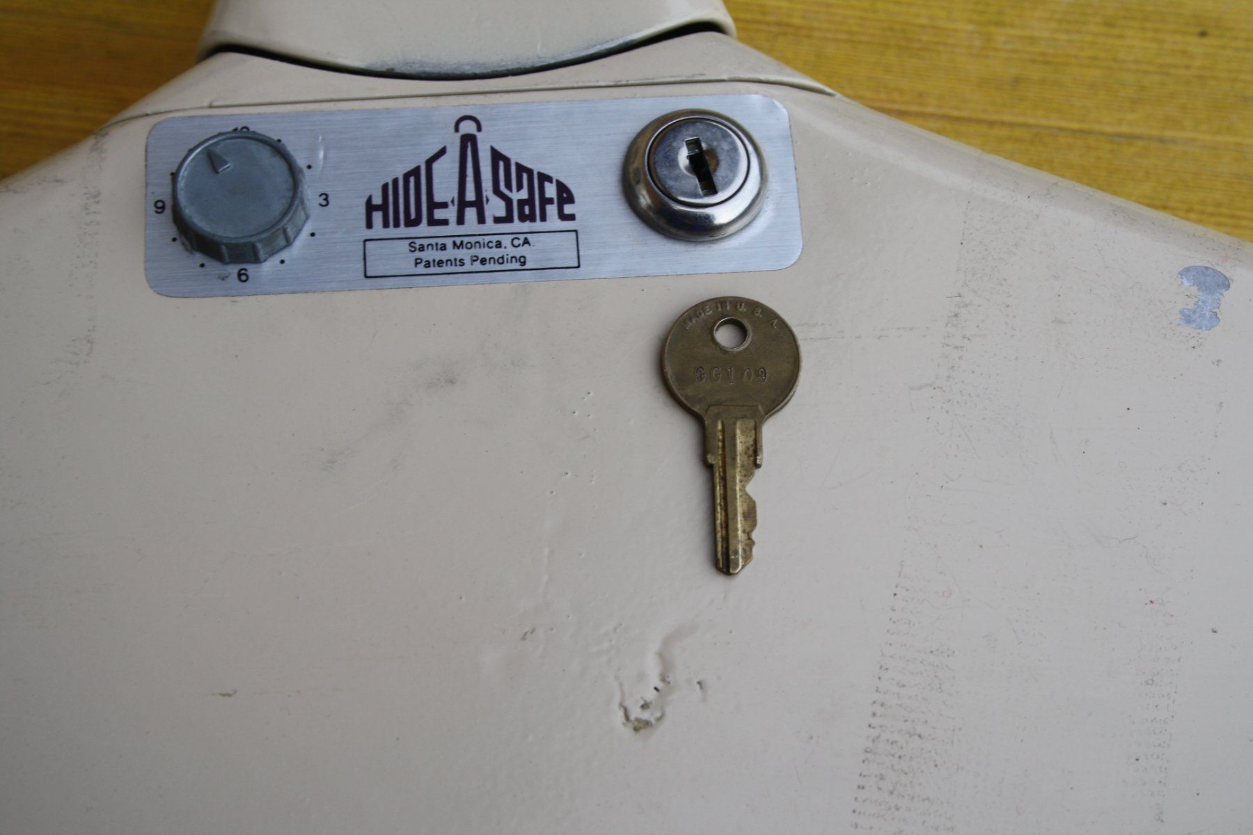 Tresor: VINTAGE HIDEASAFE  BÜGEL SAFE – Gebraucht aus Wauwil von Pneuedy 8
