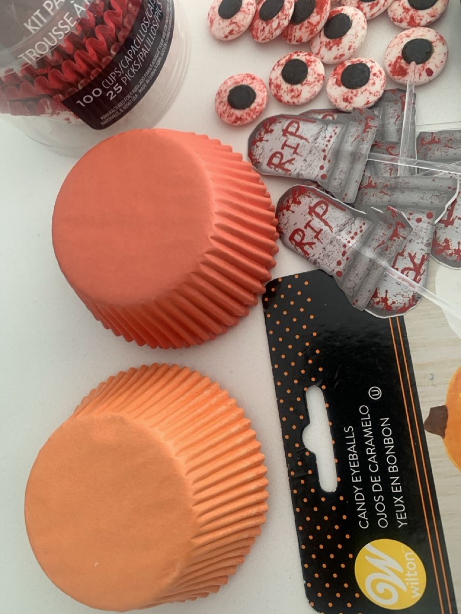 Alle Dekorationen: Wilton Halloween Cupcake Kit Candy Eyeballs, Cookie Cutter – Neu und originalverpackt aus Immensee von vgitter 4