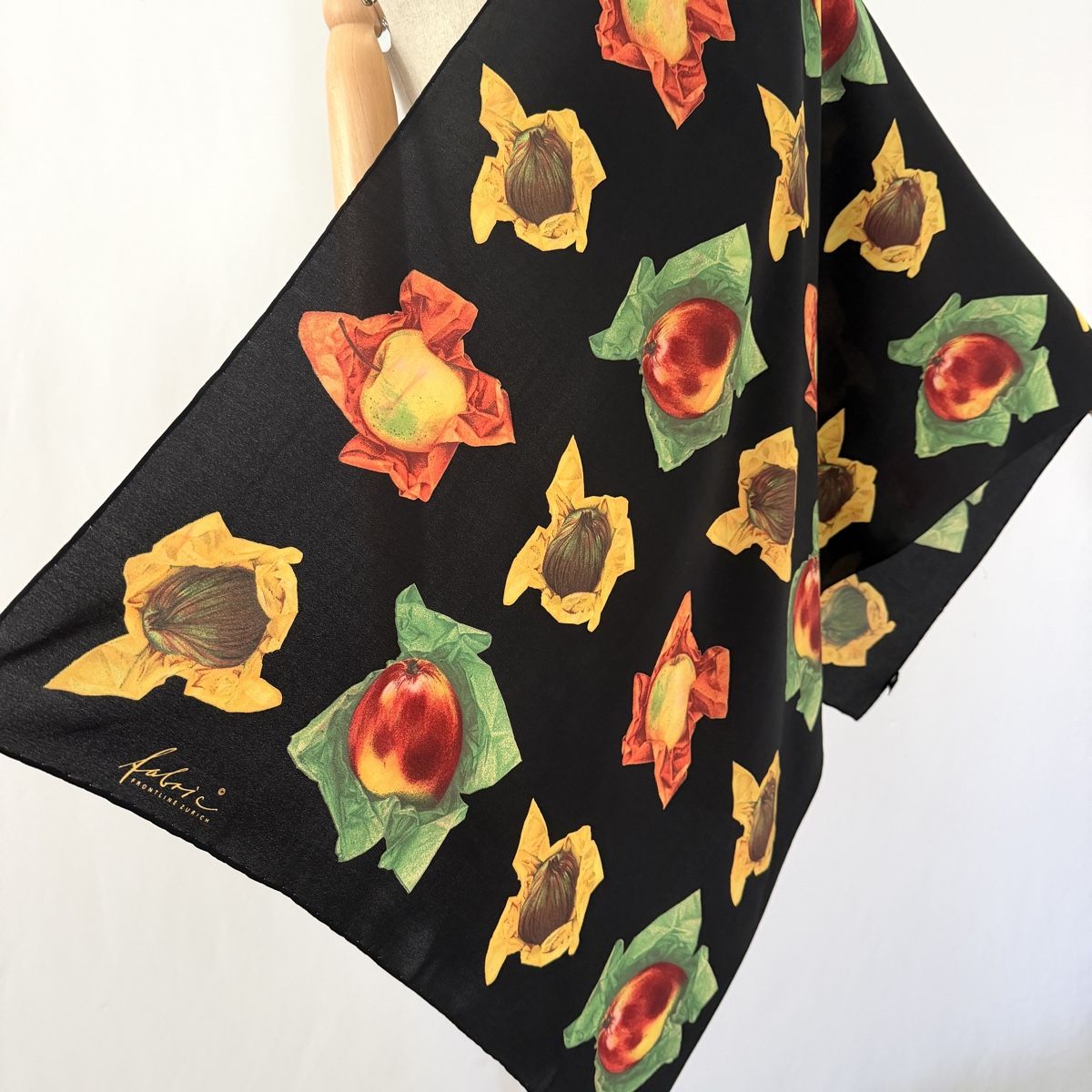 Fabric Frontline Foulards & écharpes: FABRIC FRONTLINE Vintage Silk Scarf – Neuf (Voir description) à Freienbach par Avviivva_Shop 2