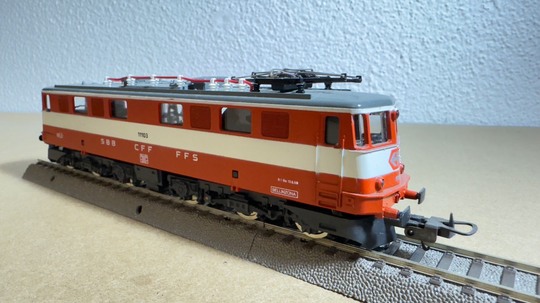 Lima Modelleisenbahnen: Lima Ae 6/6 Swiss Express H0 / DC – Gebraucht aus Windlach von Kelebra 2