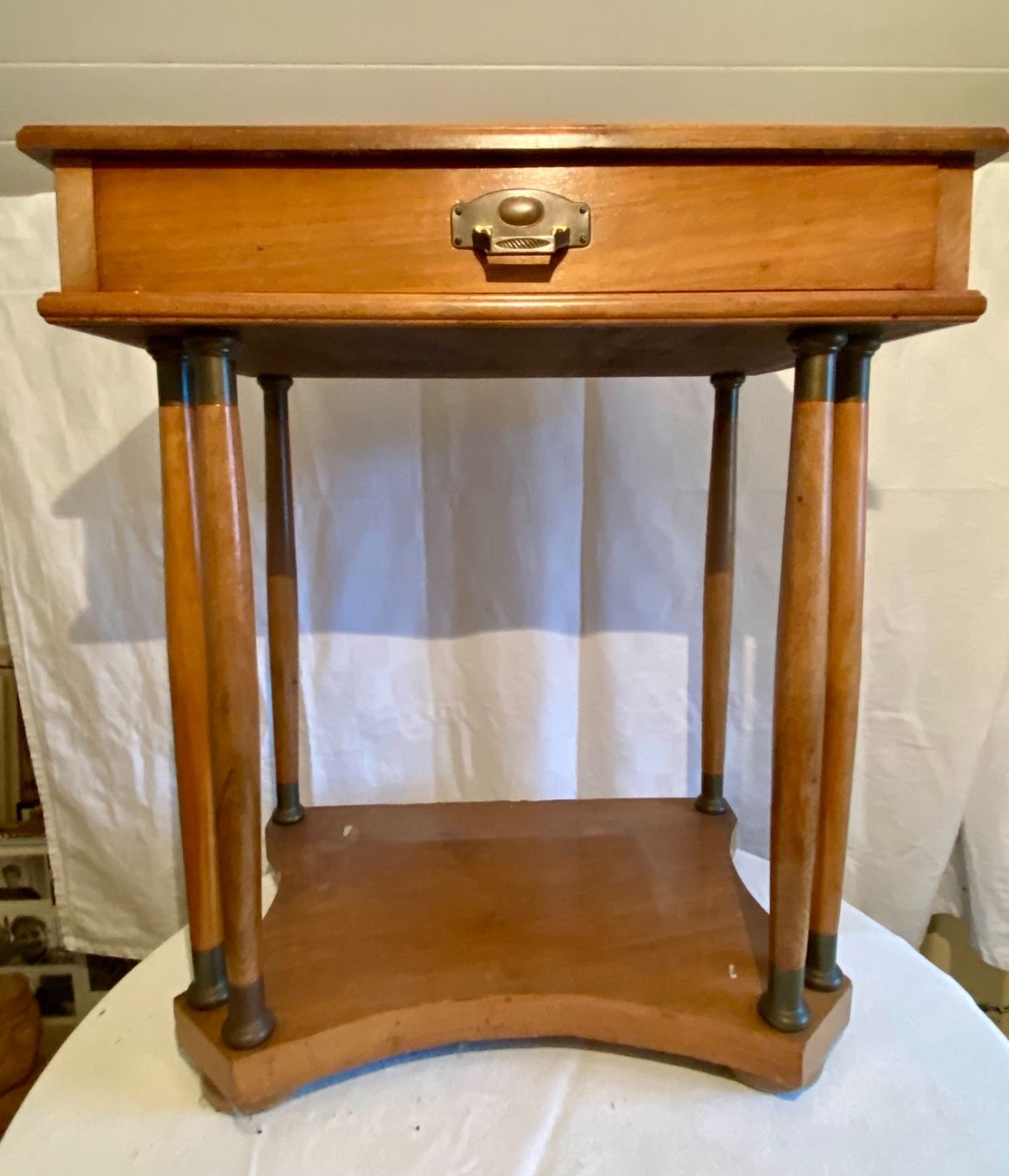 Tavoli: Alter Beistelltisch im Biedermeier- oder Empirestil – Usato da St. Gallen venduto da cibello