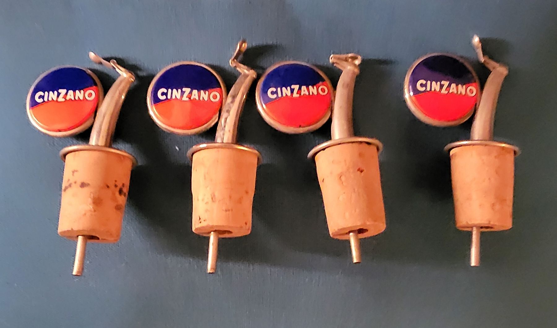 Apribottiglie & Tappi per chiusura: 4x Cinzano Flaschenverschluss mit Ausguss – Nuovo (secondo la descrizione) da Ebmatingen venduto da LaPassiflora