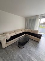Ecksofa mit Salontisch