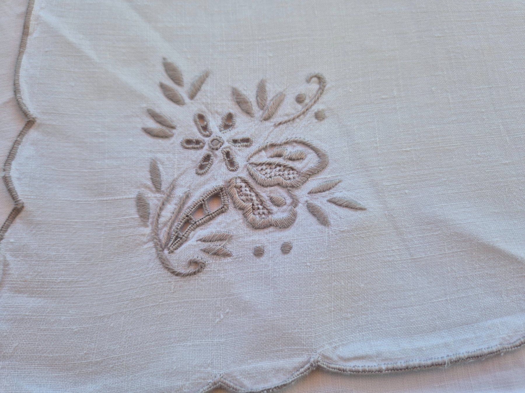 Altra biancheria da tavola: Handgestickte Tischdecke, Blumenmuster – Usato da Bern venduto da aronari 7