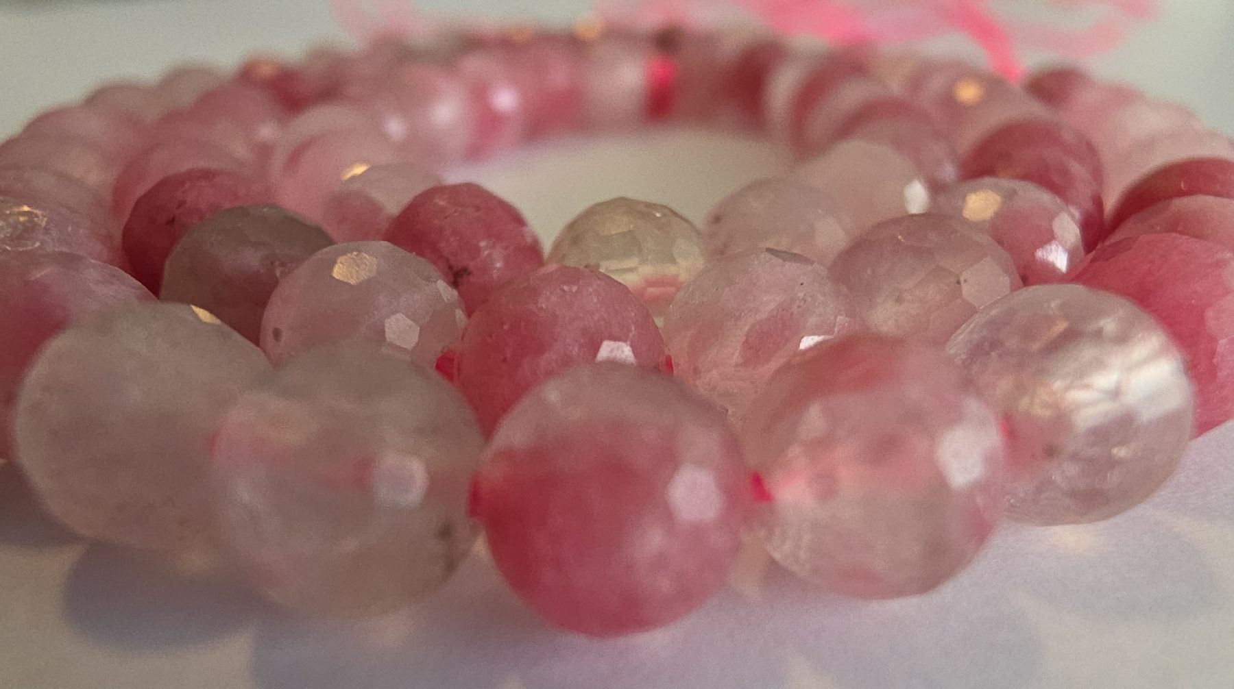 Minerali & Pietre curative: Rhodonit facettiert ca. 6mm. Strang – Nuovo e nell'imballaggio originale da Menziken venduto da Mirager 1