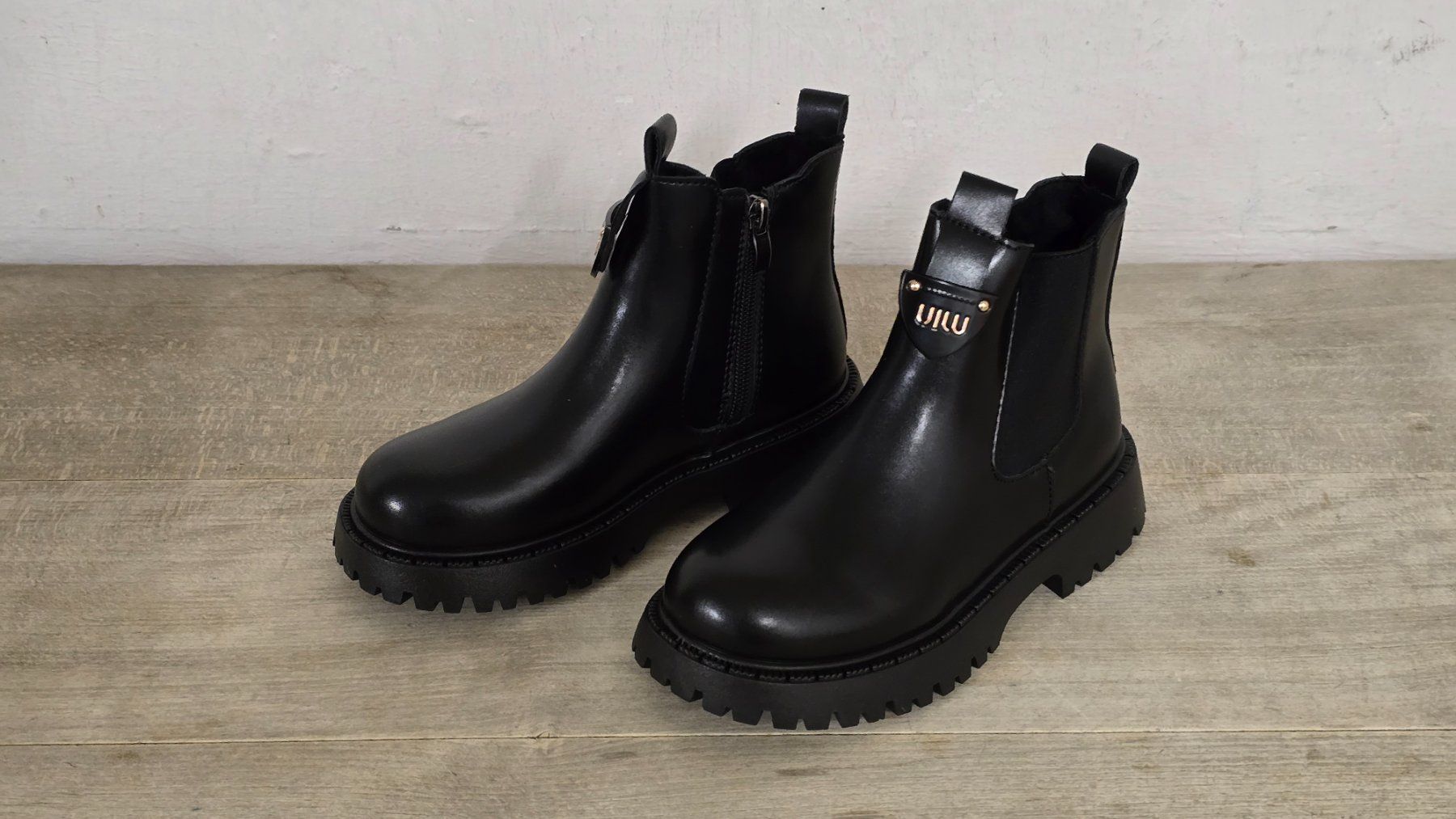 Scarpe per ragazze: Schwarze Chelsea Boots - 32 - mit Profilsohle – Nuovo (secondo la descrizione) da Thalwil venduto da VitaMini 2