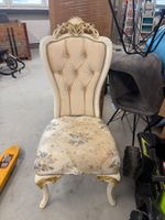 Edler Barock-/Rokoko-Stuhl mit goldenen Verzierungen