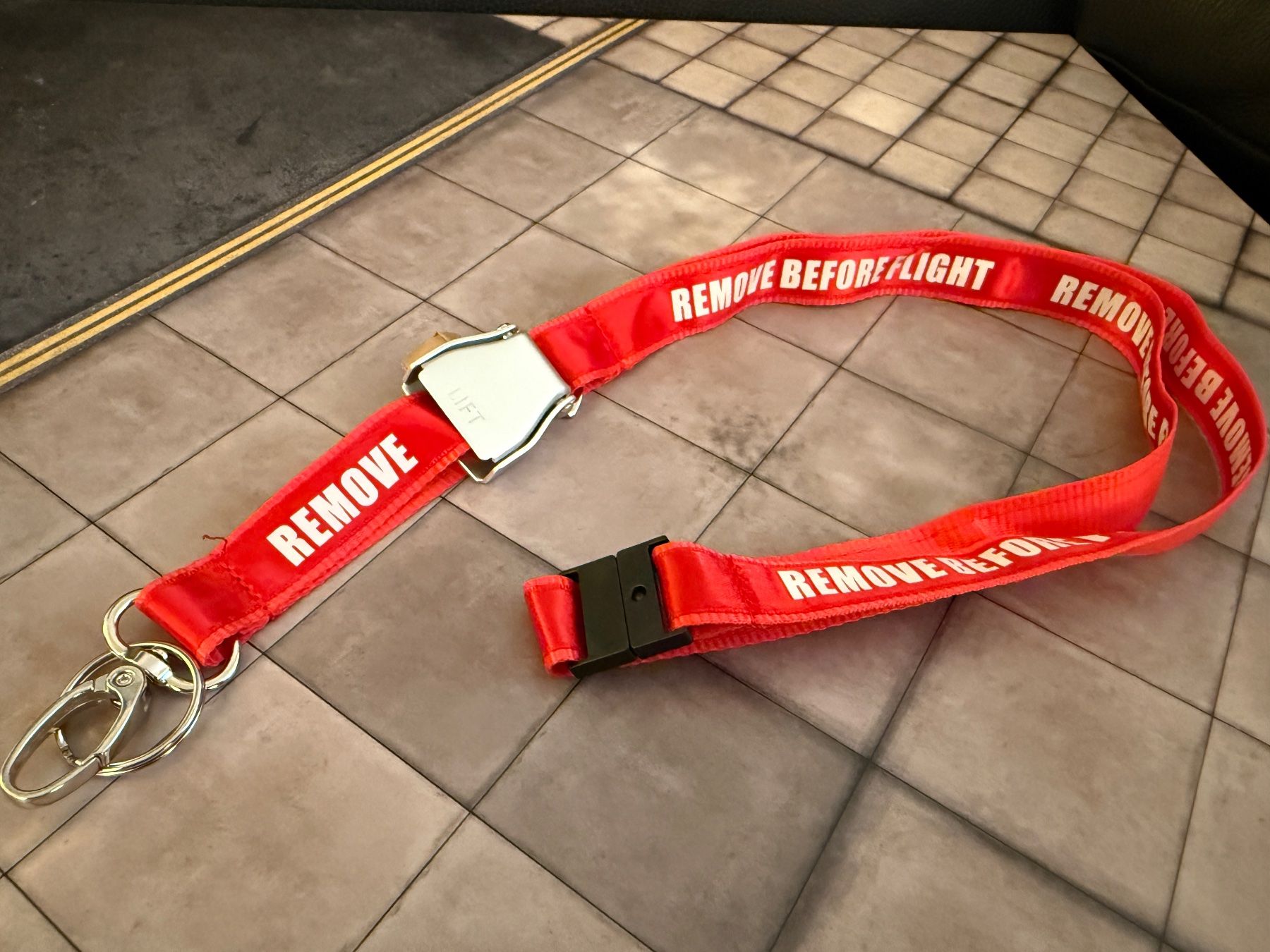 Portachiavi: Schlüsselband REMOVE BEFORE FLIGHT mit SEATBELT Verschluss – Nuovo e nell'imballaggio originale da Zürich venduto da PLANEMODEL-HEAVEN