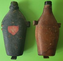 Anciennes gourdes armée