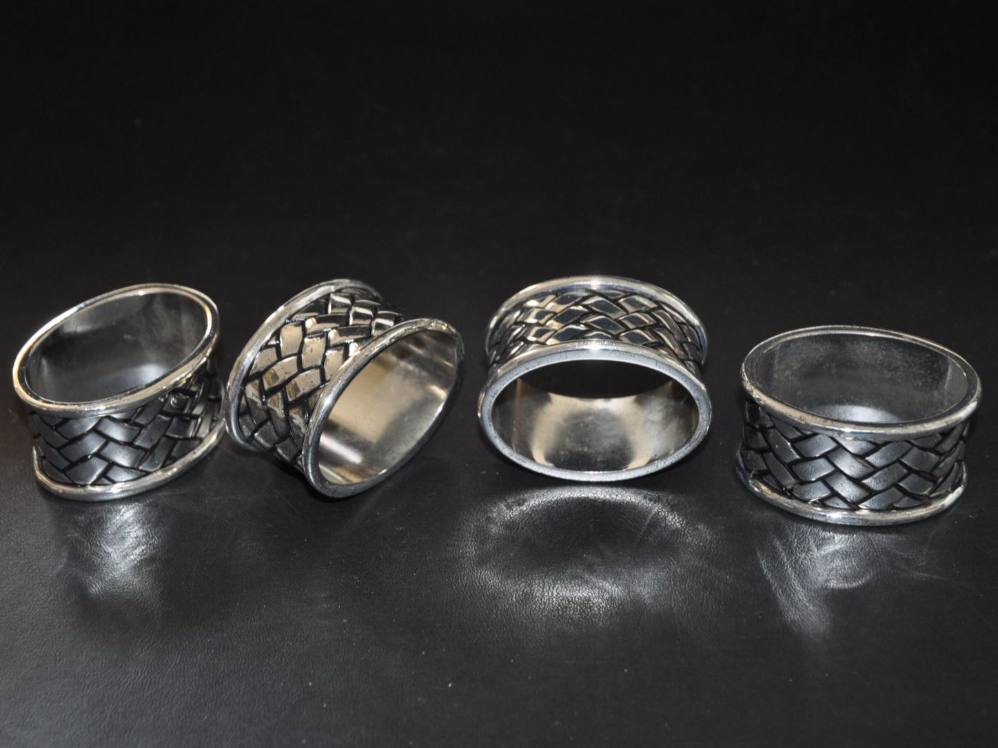 Sonstige Dekorationen & Accessoires: 4 Serviettenringe mit Flechtmuster, Metall, Vintage – Gebraucht aus Boll von Theodora15 2