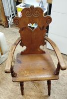 Antiker Holzstuhl mit Herz, Armlehnen - Vintage Deko.(Em10)