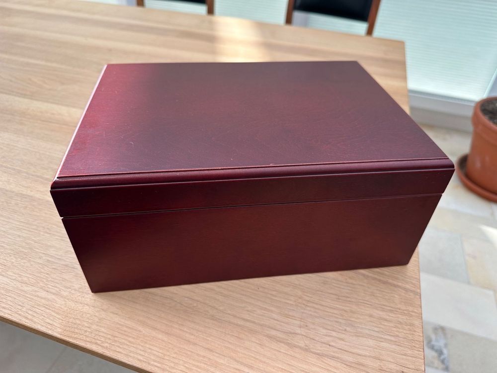 Schöner Humidor aus dunklem rotbraunem Holz (gebraucht) Kaufen auf