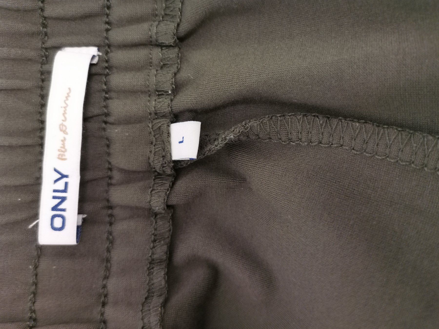 Only Pantaloni: ONLY Poptrash Cargoshort Damen Gr. L Khaki – Usato da Schaffhausen venduto da Restwert_SH 6