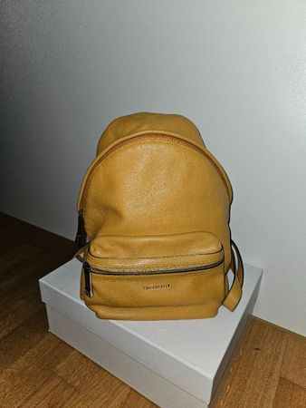 Coccinelle Rucksack aus sehr weichem Leder, senfgelb