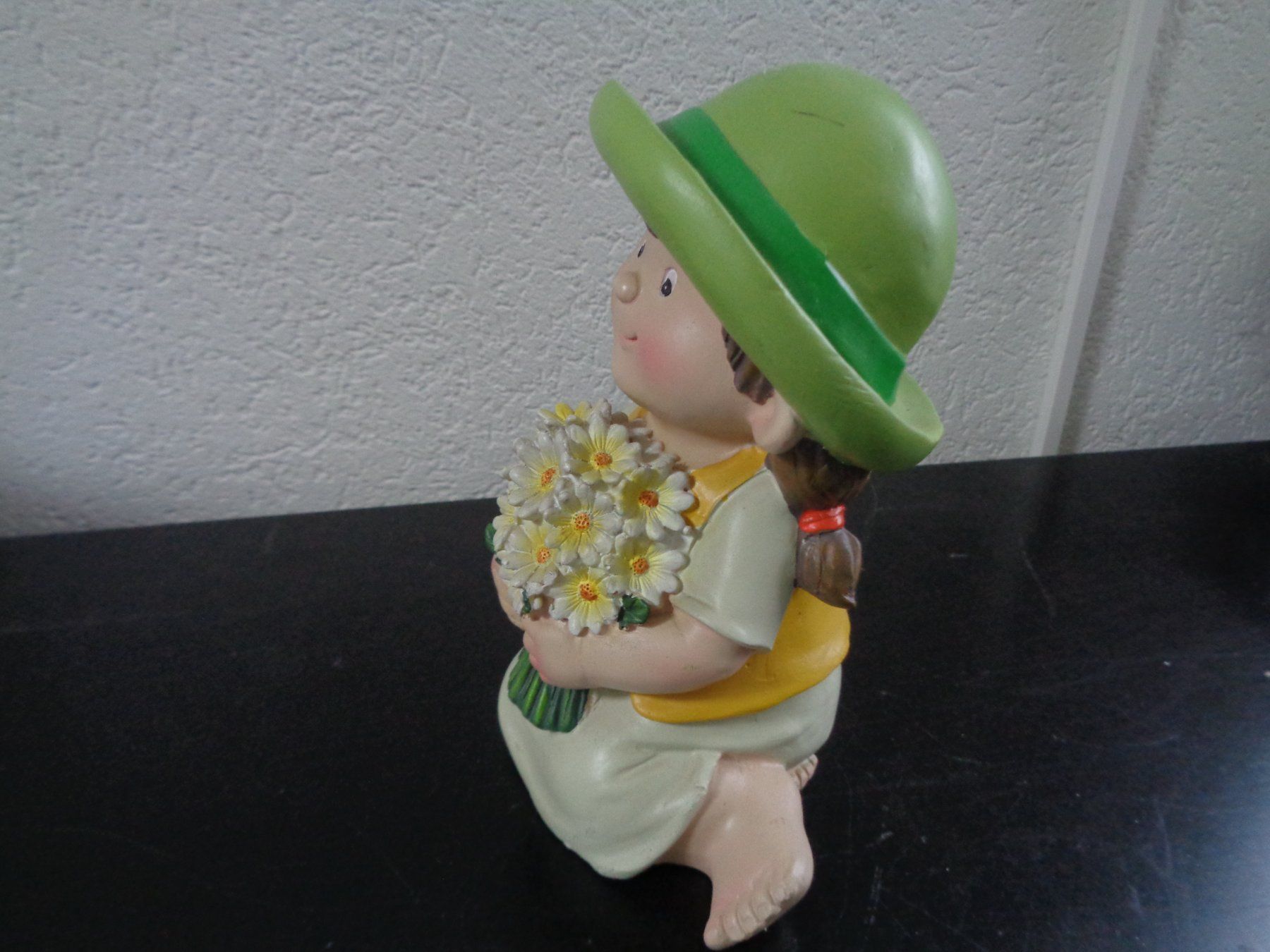 Figuren: Sitzendes Blumen Mädchen (19 cm) – Neu und originalverpackt aus Langenbruck von Gumsi 4