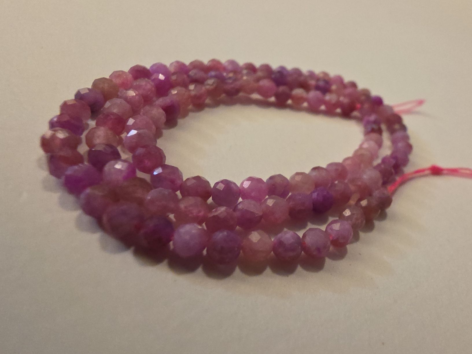 Minerali & Pietre curative: Turmalin rosa facettiert ca. 4mm. Strang – Nuovo e nell'imballaggio originale da Menziken venduto da Mirager
